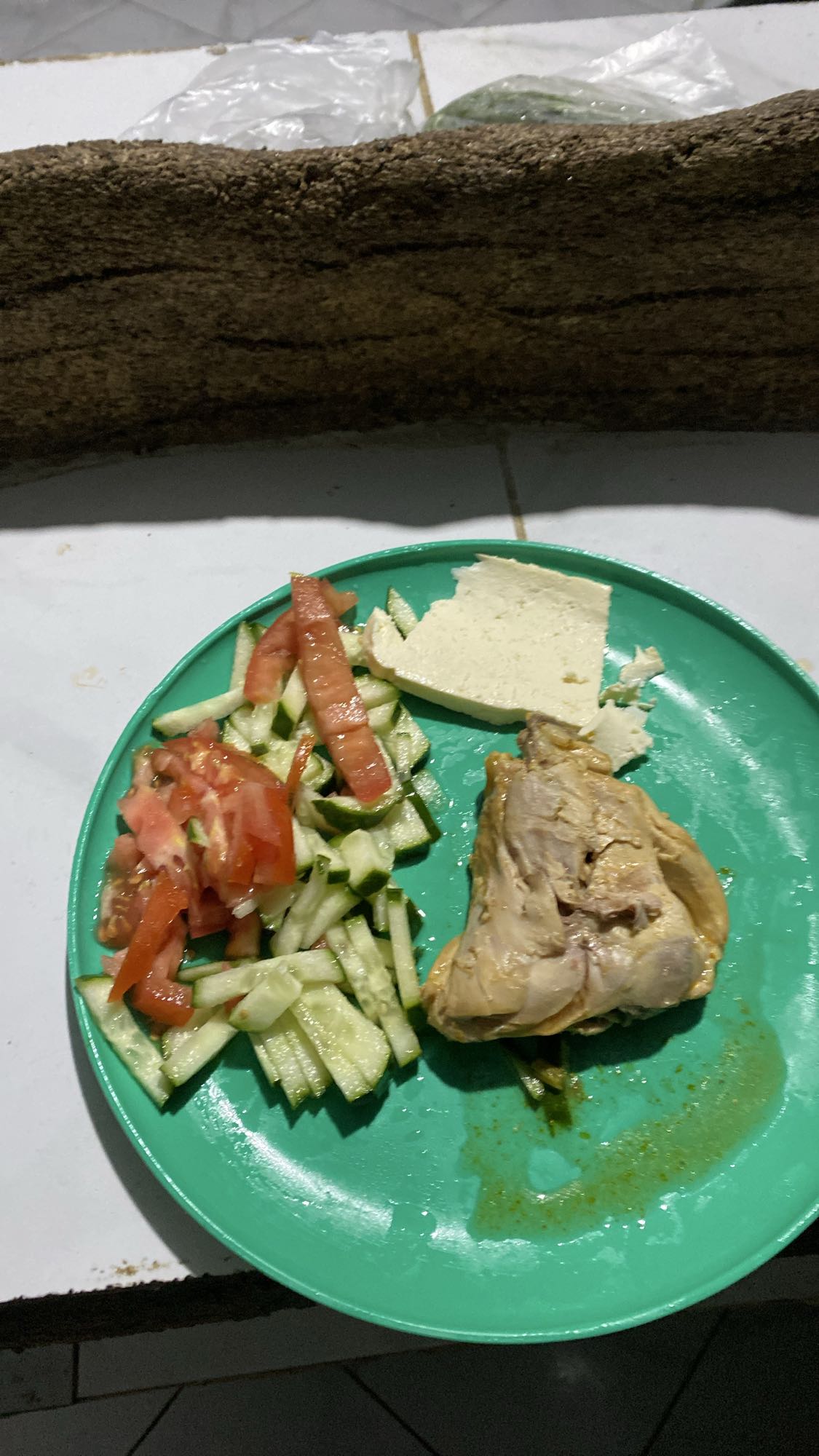 Pollo con ensalada y tofu