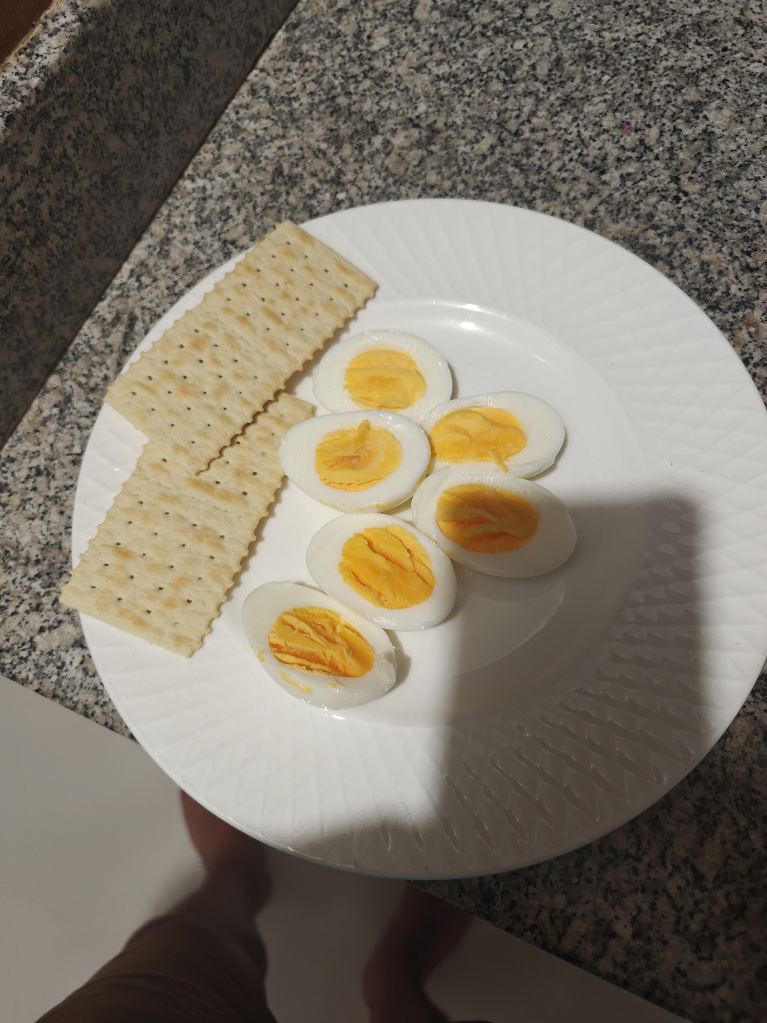 Huevos cocidos y galletas