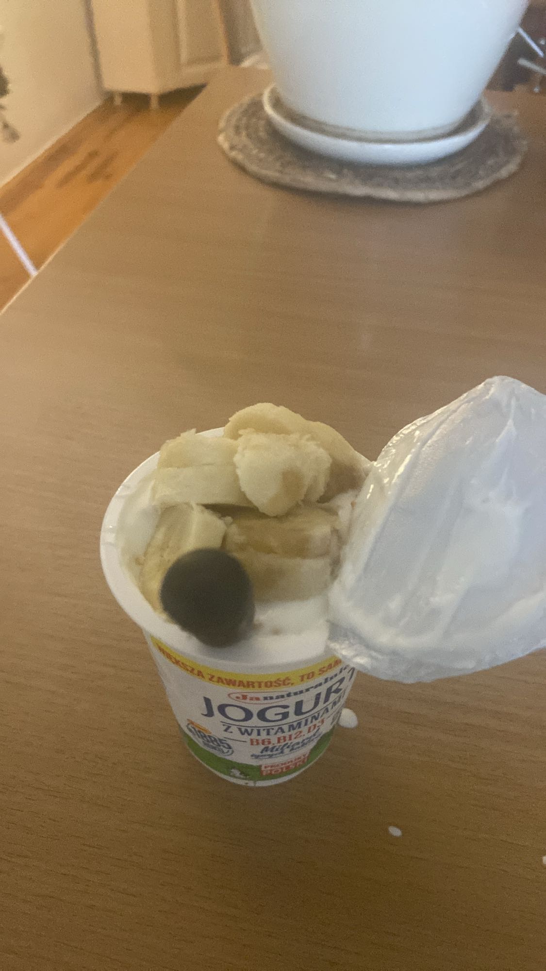 Jogurt z bananem i winogronem