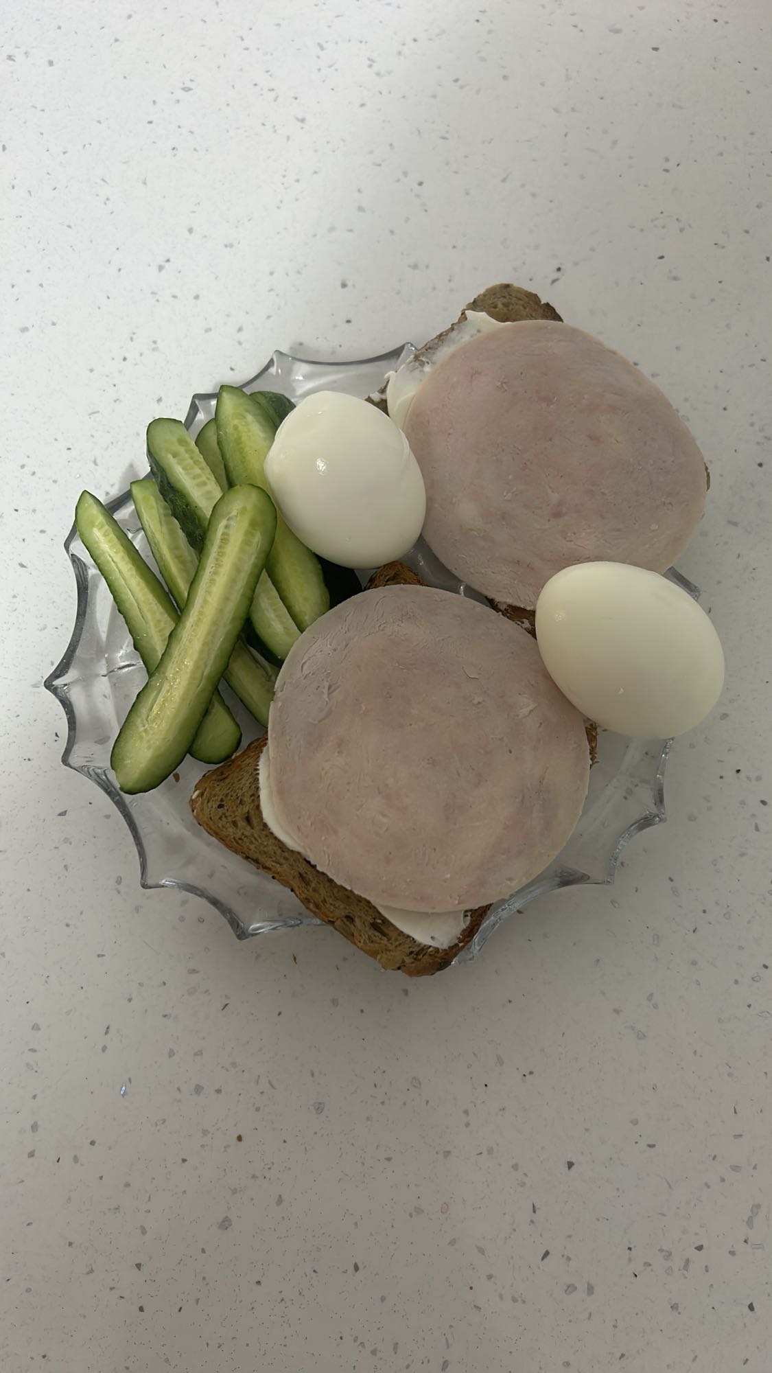 Mic dejun cu ouă și șuncă