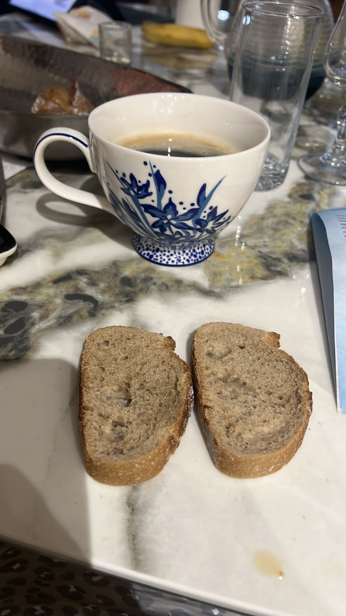 Café et pain complet