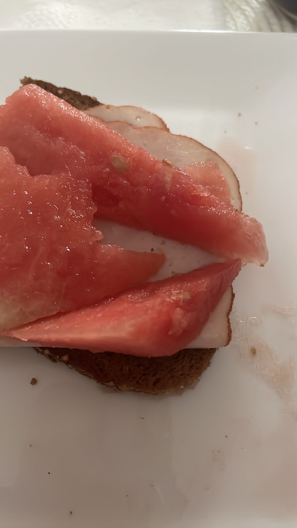 Vattenmelon och skinksmörgås