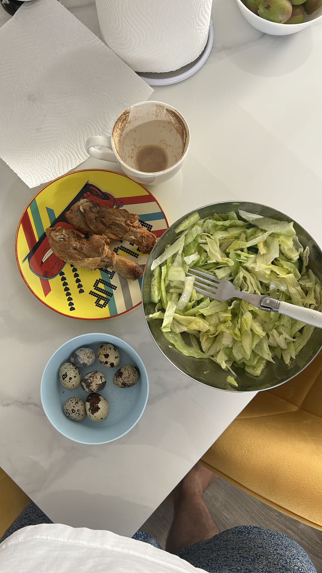 Pulpe, ouă prepeliță, salată