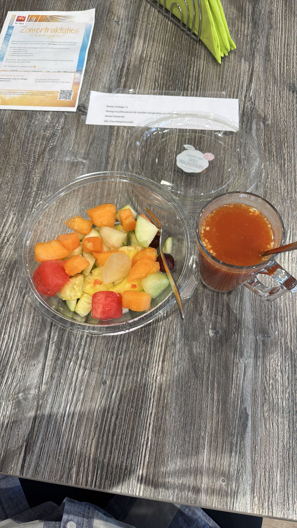 Fruitsalade en tomatensap