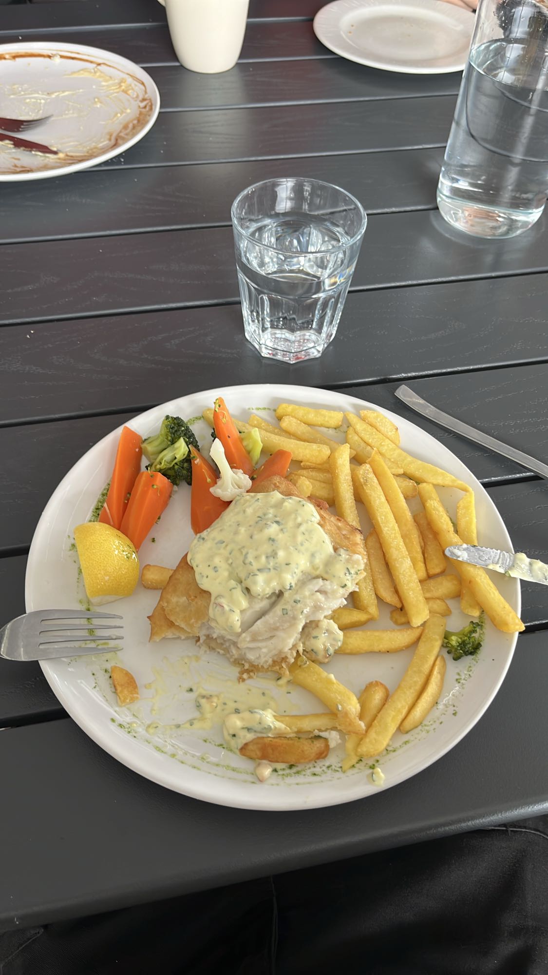 Fisk med sås och pommes