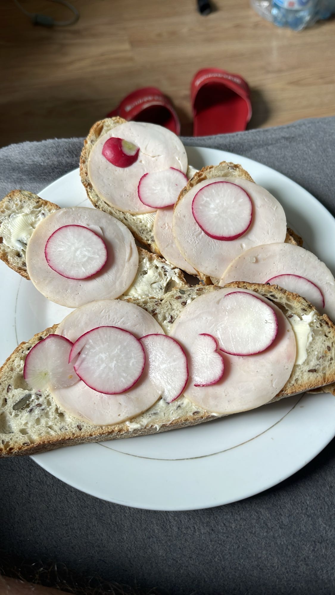 Kanapki z rzodkiewką i szynką