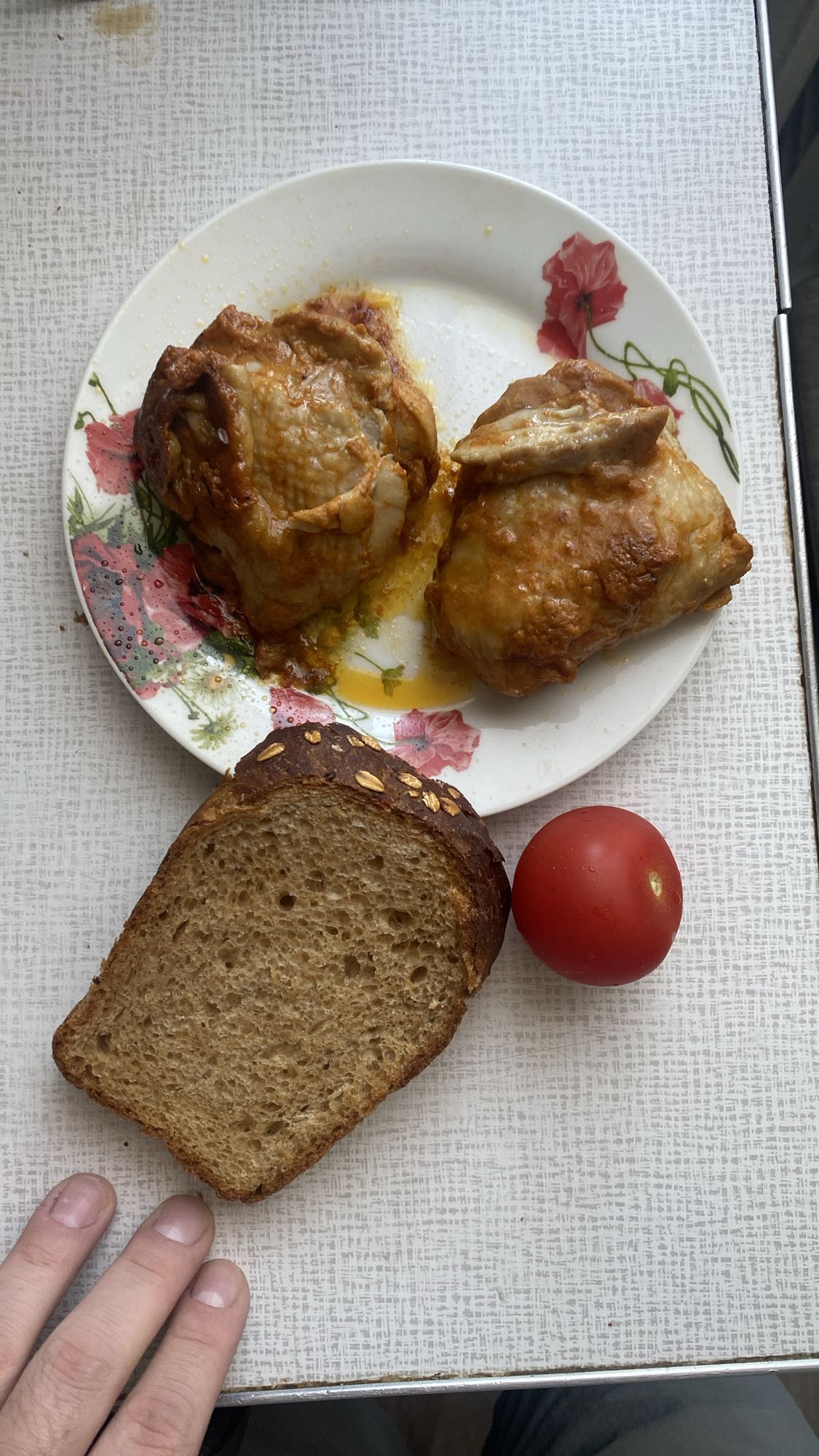 Курица с хлебом и томатом