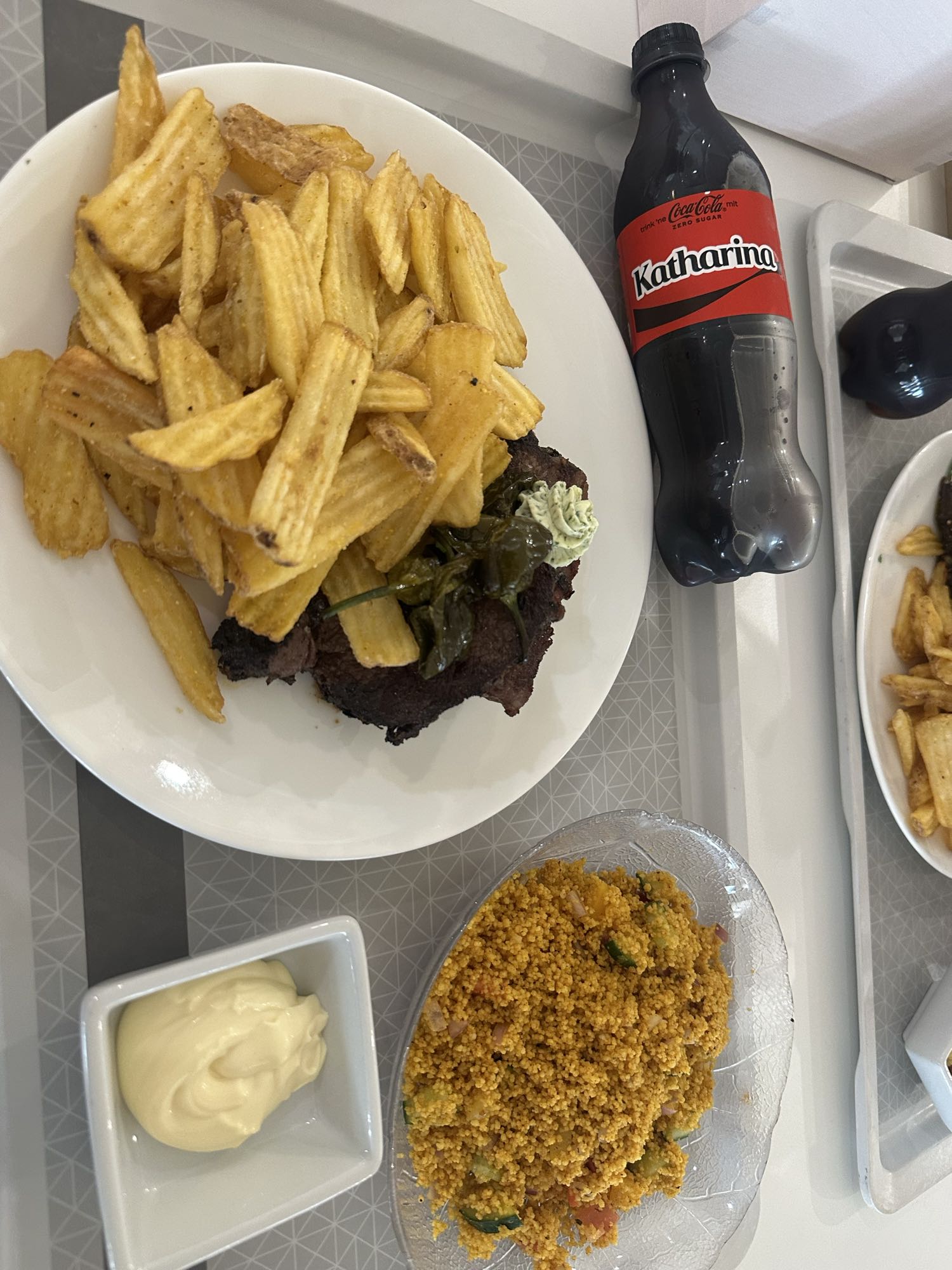 Steak mit Pommes und Couscous
