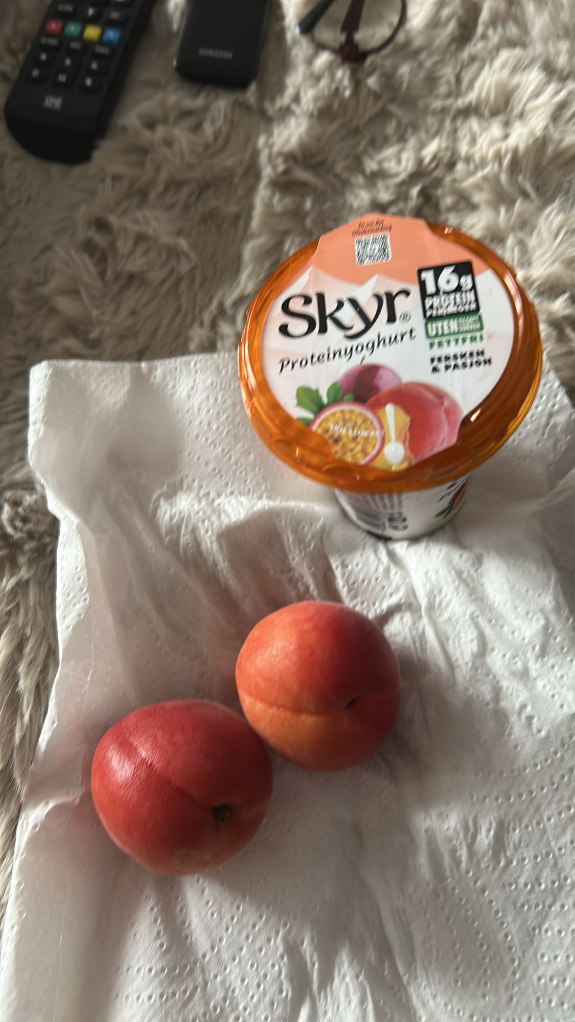Skyr og fersken