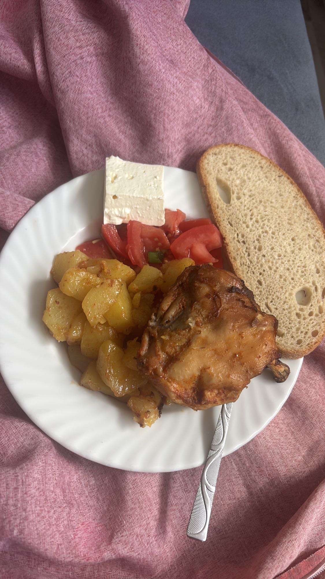 Pui cu cartofi, brânză, pâine