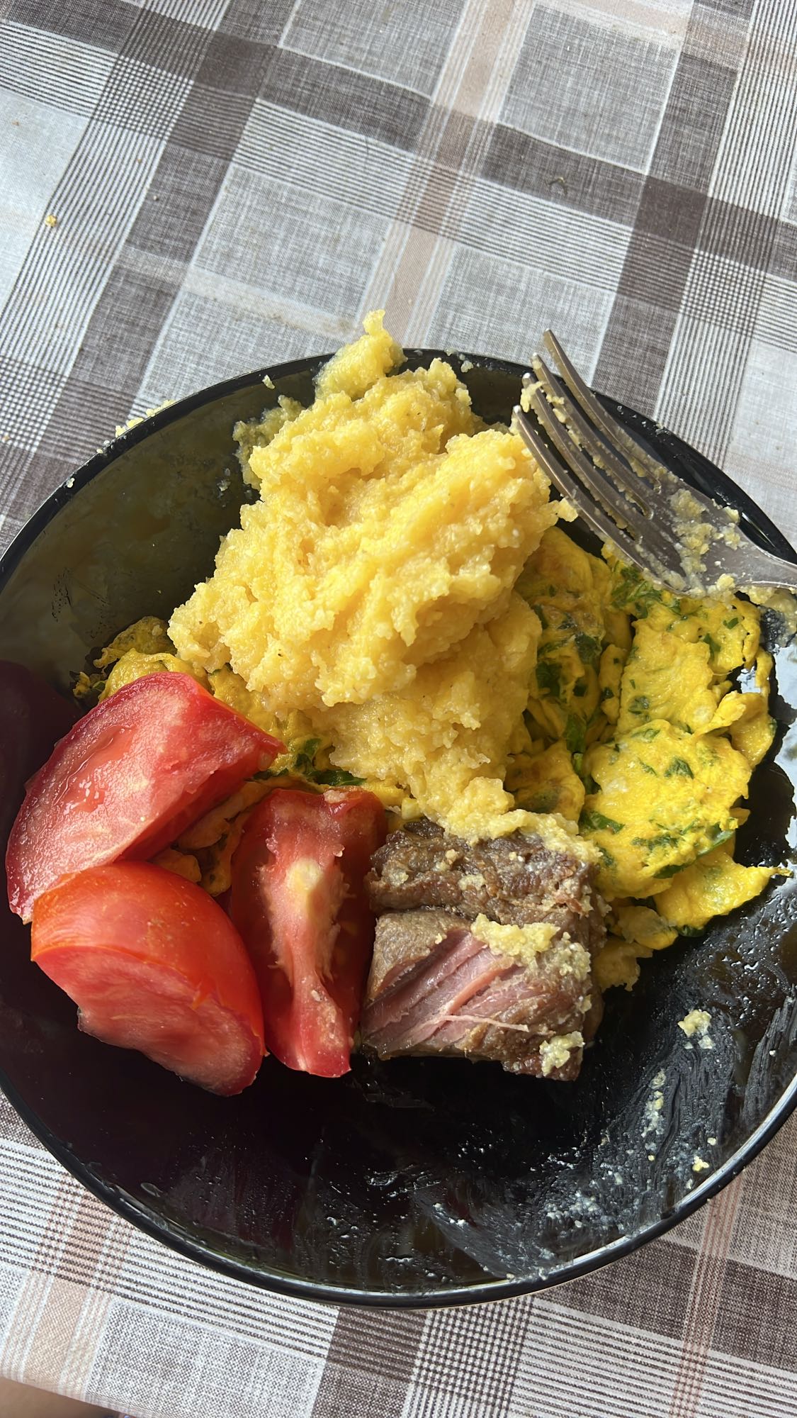 Mămăligă cu ou și carne