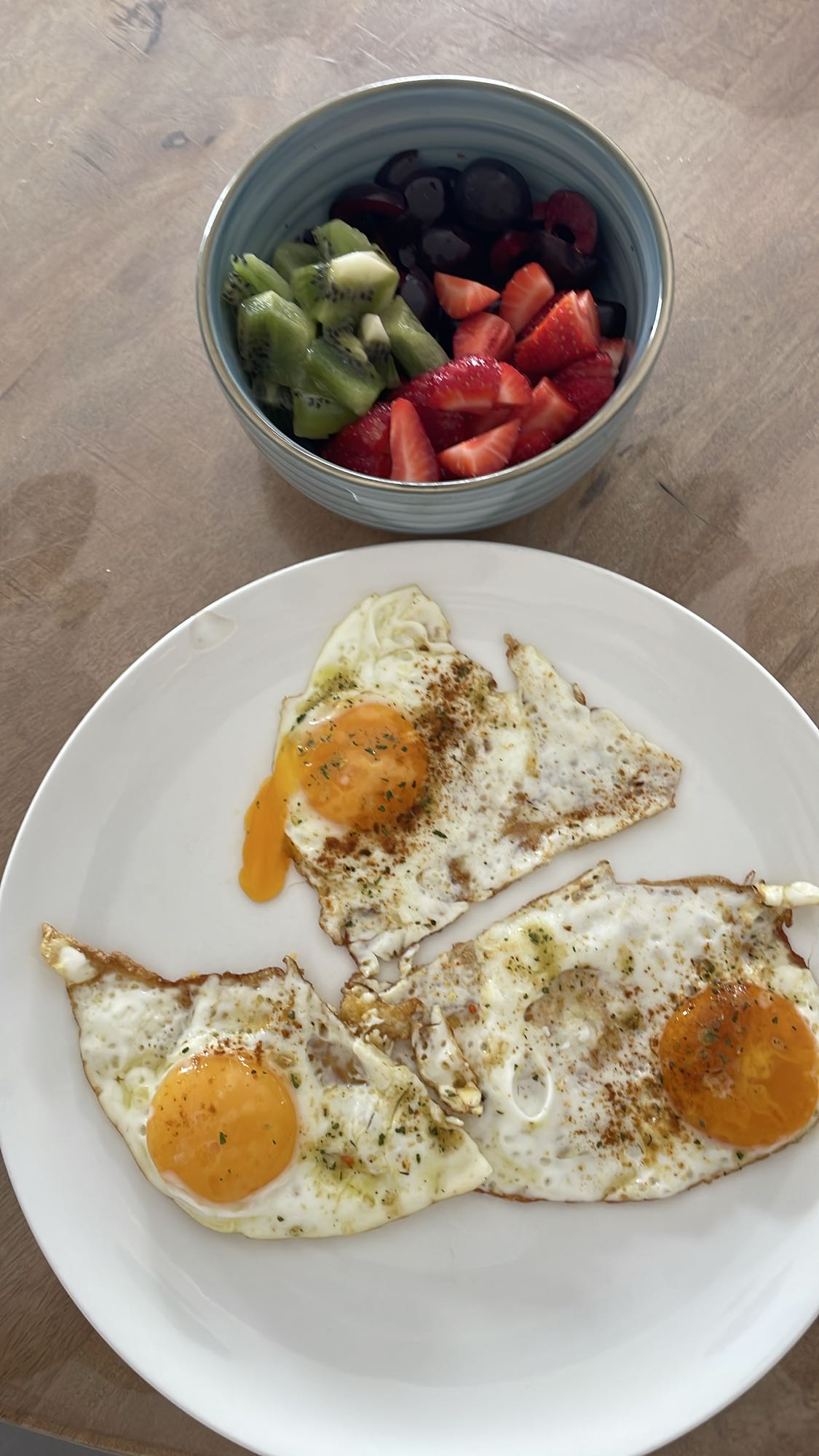 Gebakken eieren met fruit