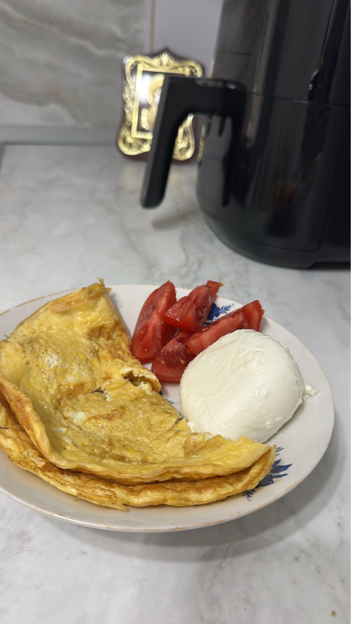 Omletă cu roșii și brânză