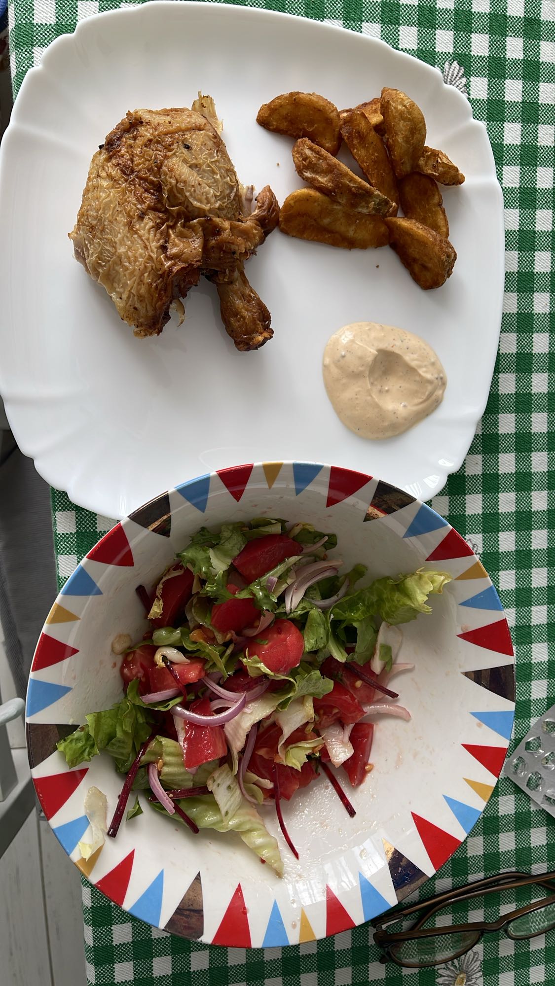 Pui cu cartofi și salată