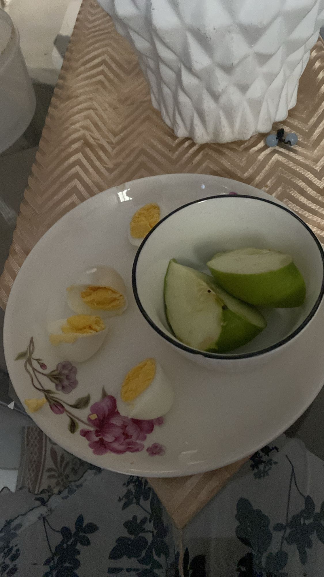 Huevo cocido y manzana verde