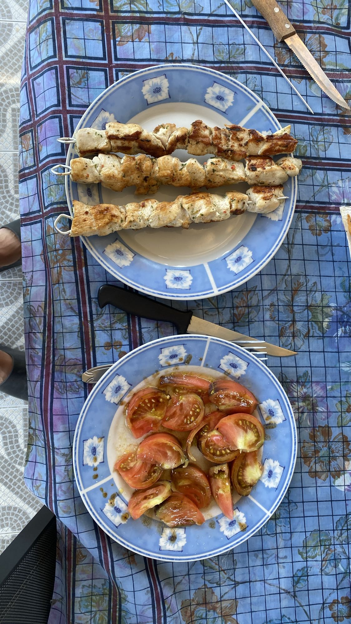 Brochetas con ensalada