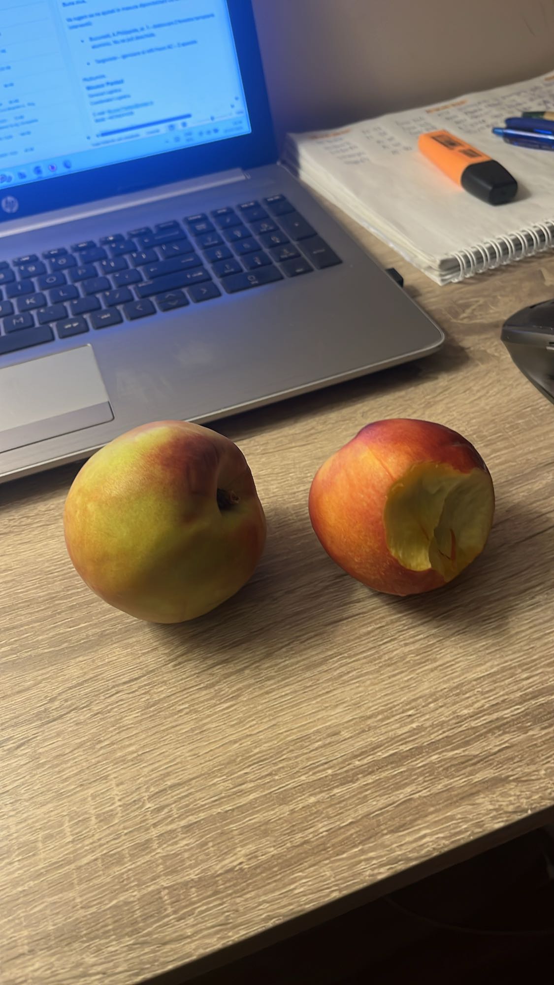 Două piersici proaspete