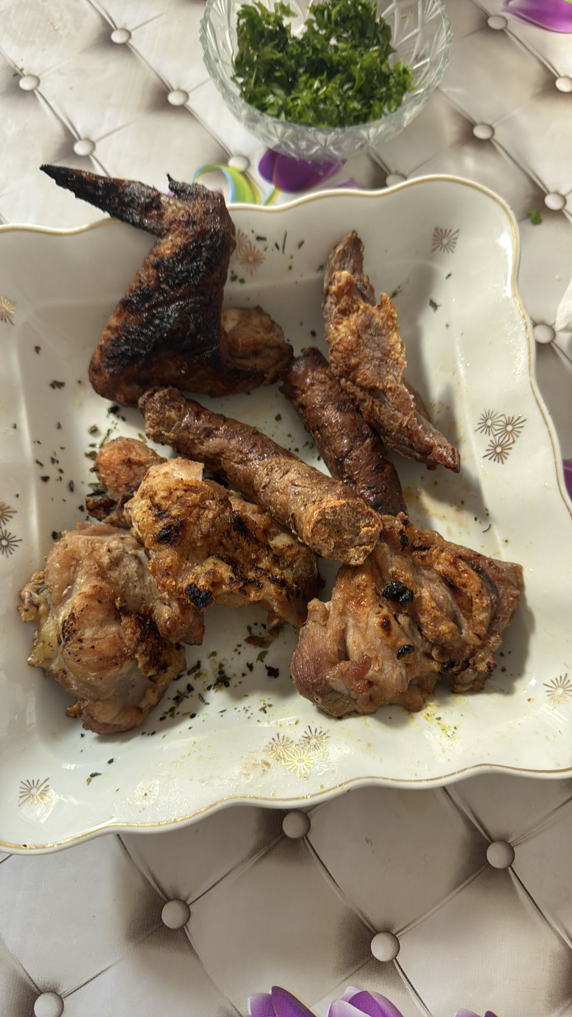 Grătar mixt cu verdeață