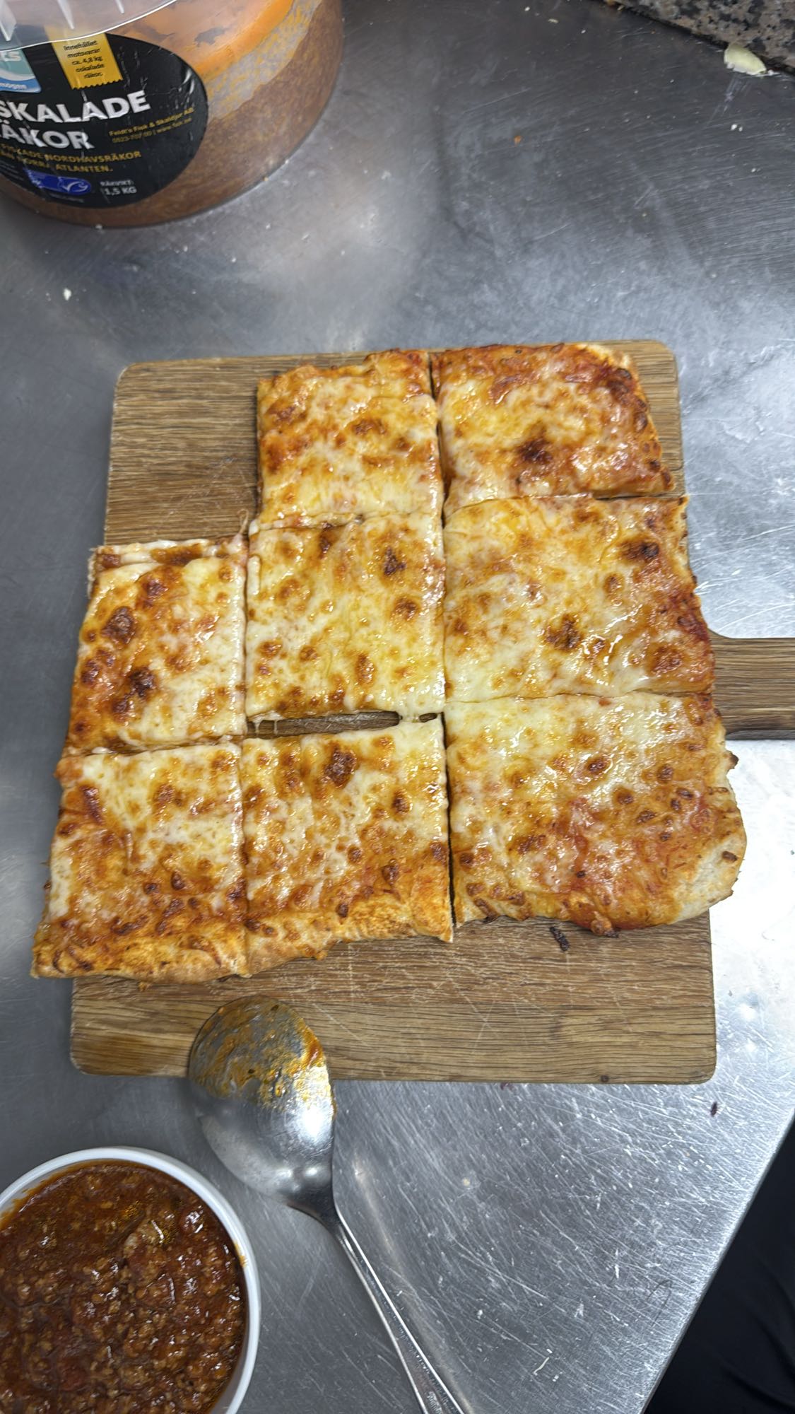 Ostpizza med köttsås