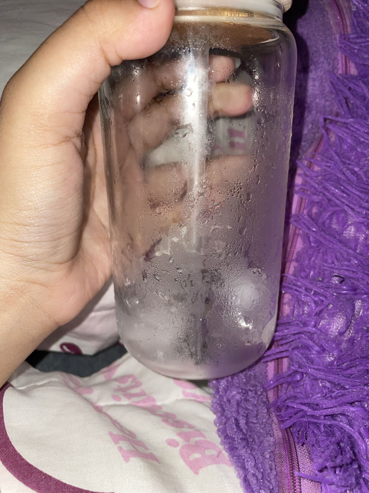 vaso de agua con hielo