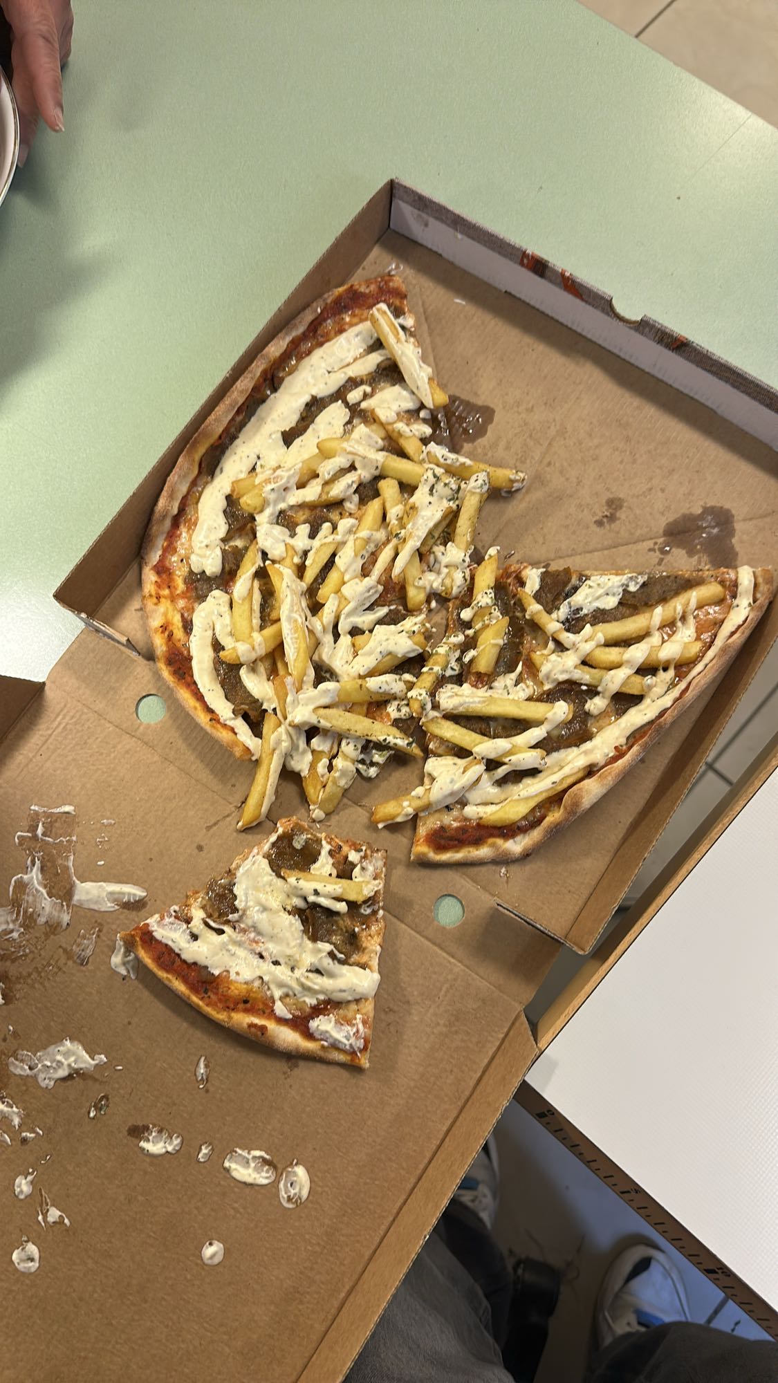 Kebabpizza med pommes