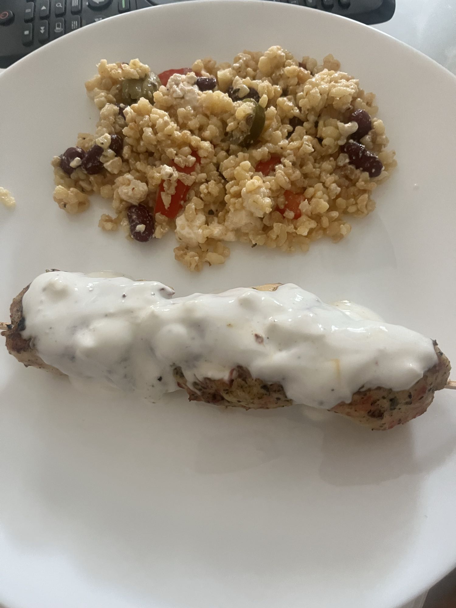 Szaszłyk z sosem i sałatką