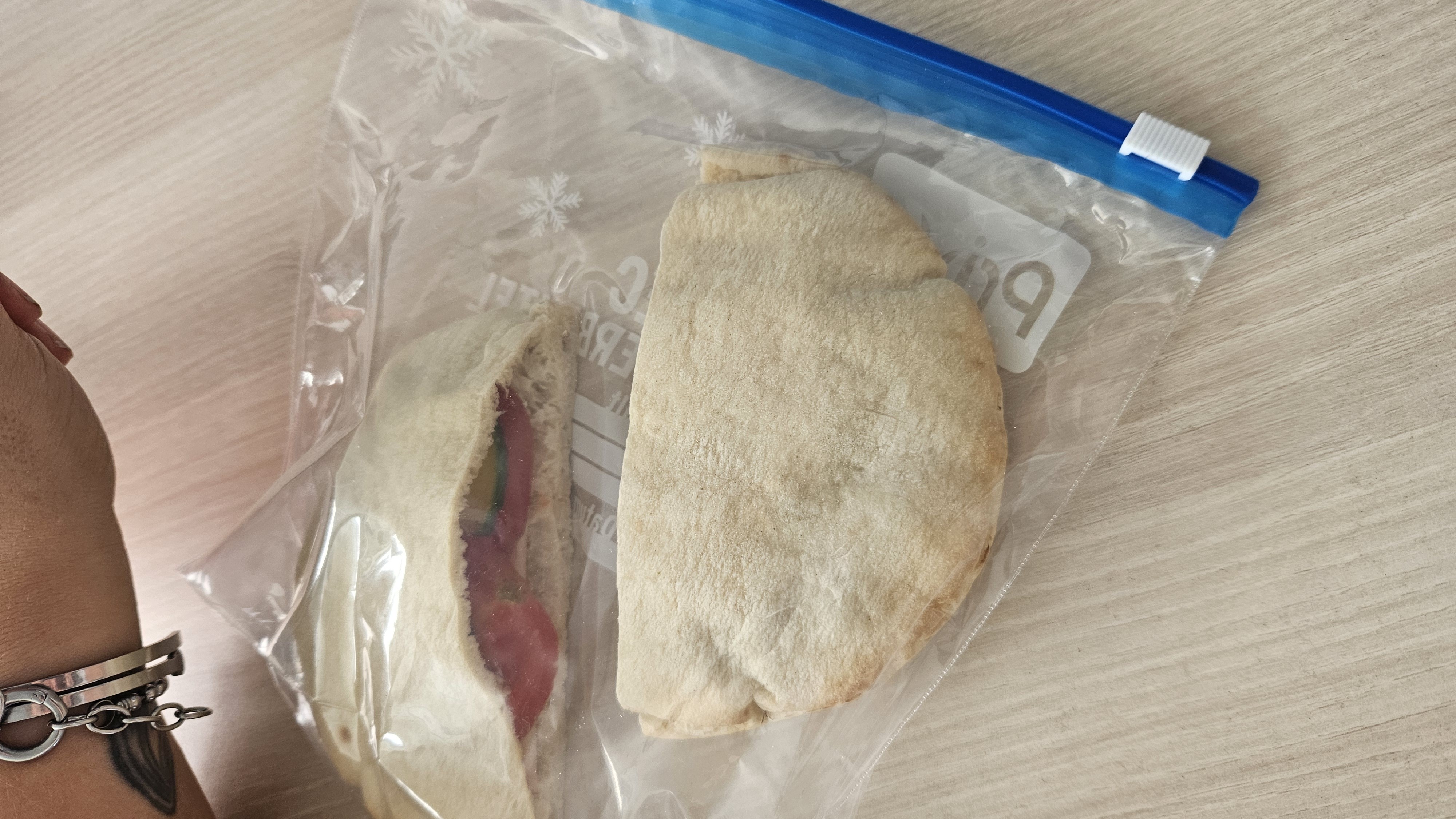 Pitabrot mit Hähnchenbrust, Gemüse, Feta Light und Frischkäse