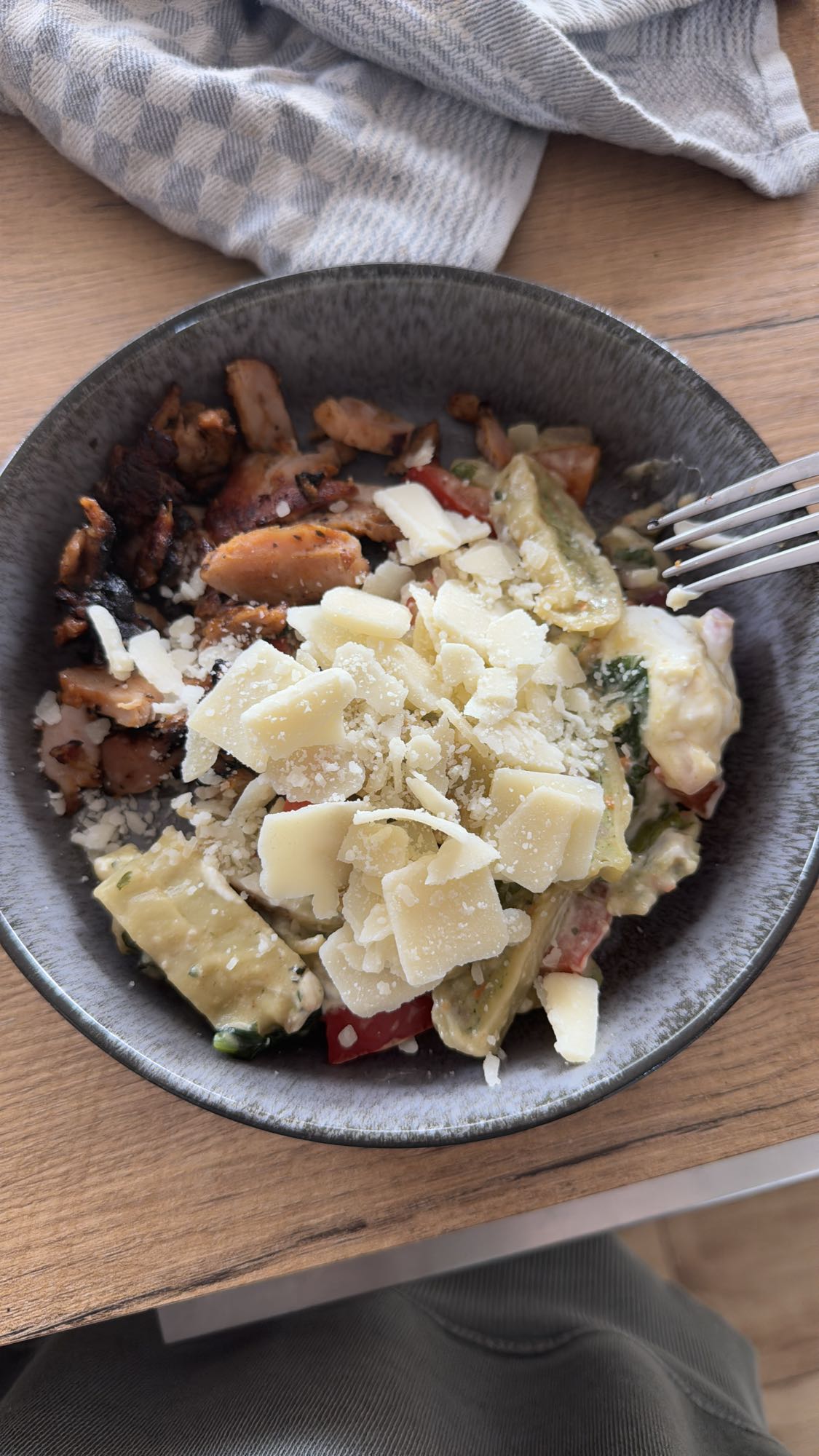 Hähnchen mit Paprika, Spinat, Maultaschen und Käse