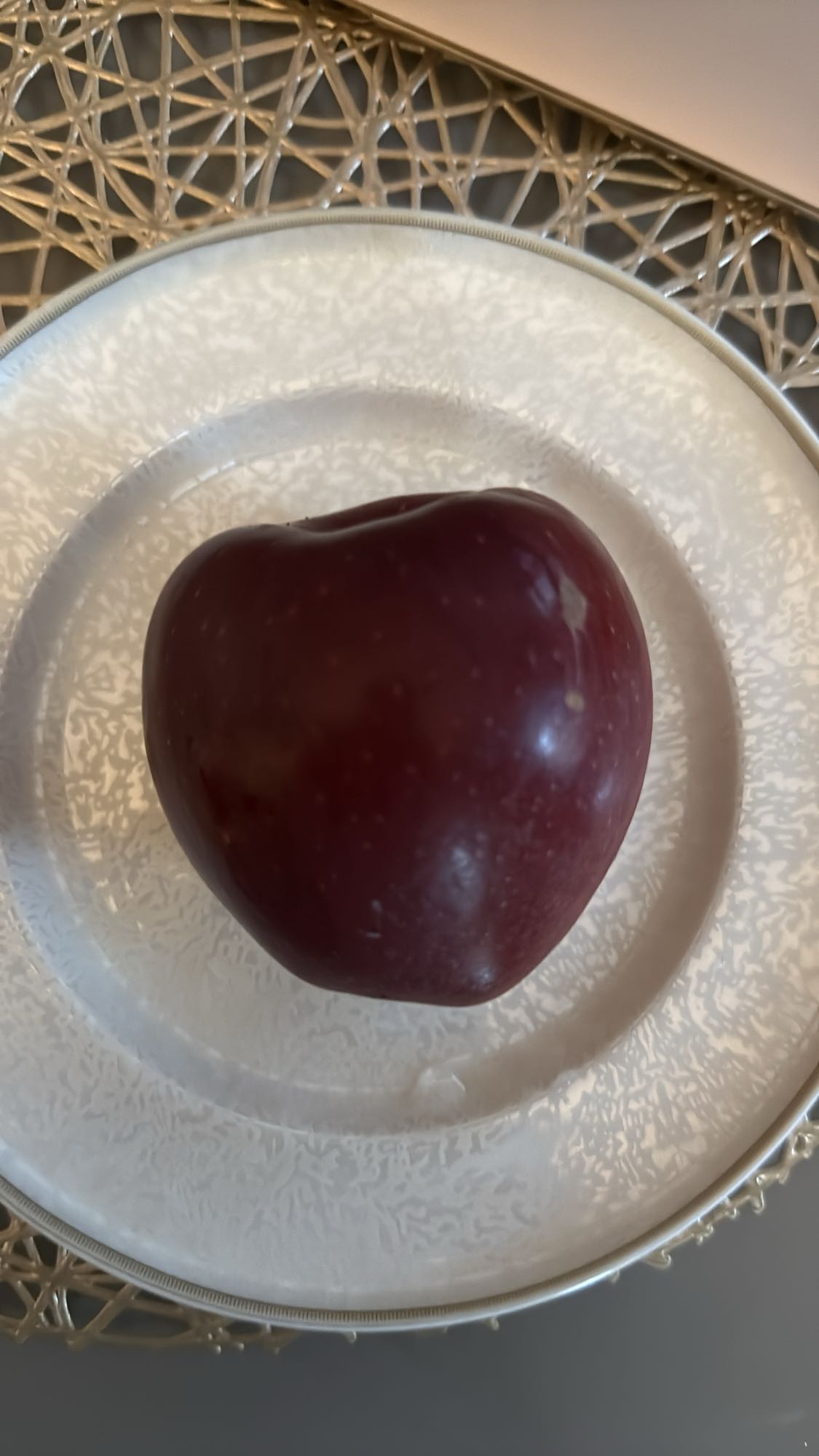 Красное яблоко