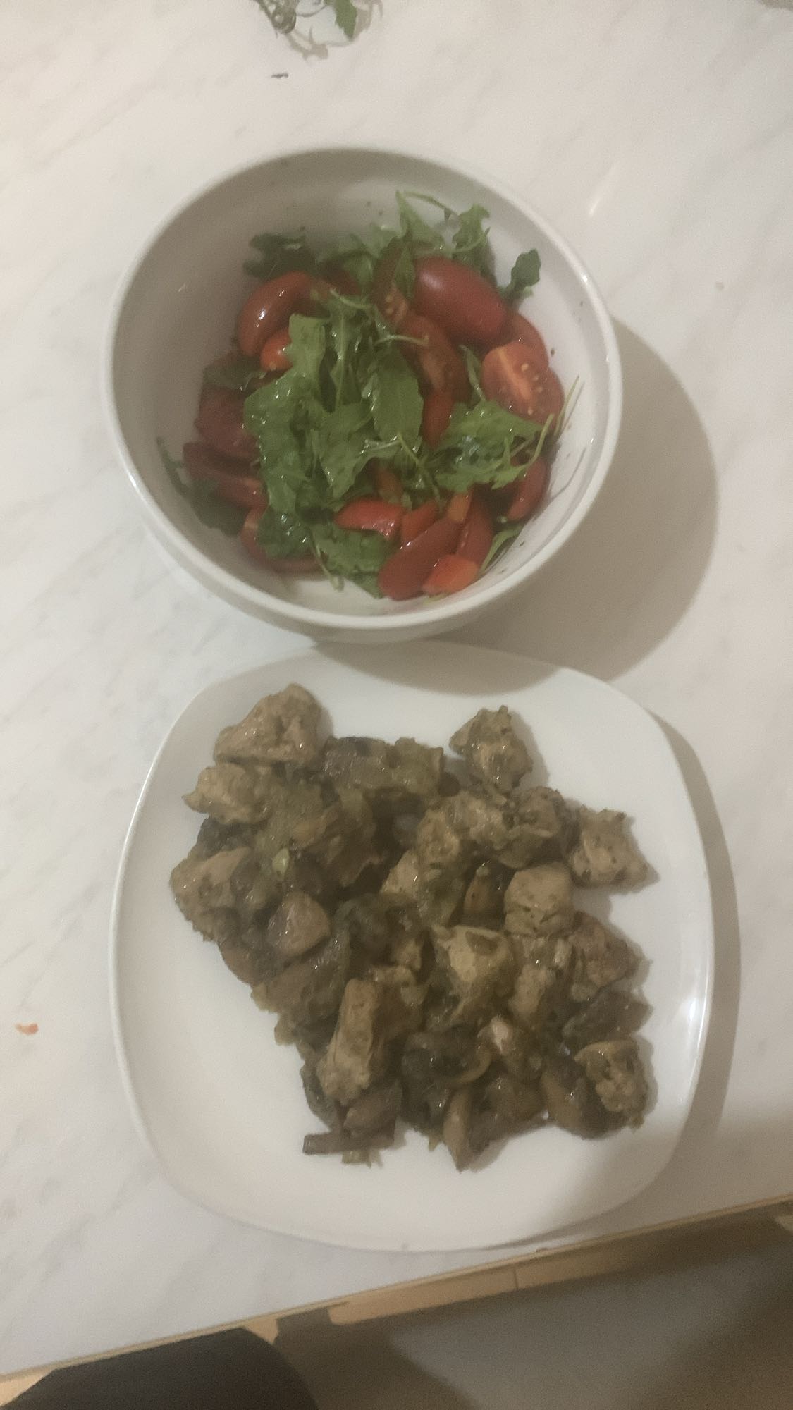 Salată și carne cu legume