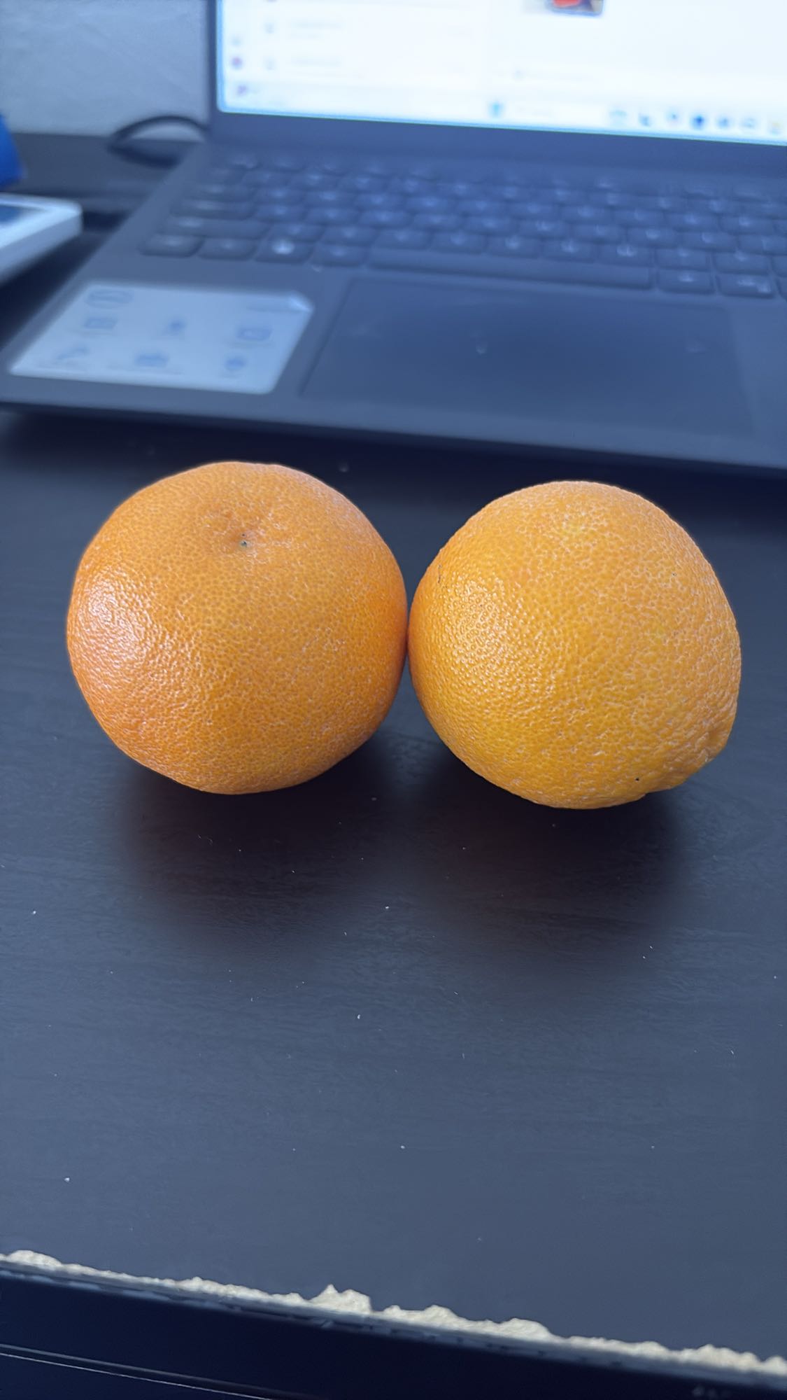 Dos naranjas frescas