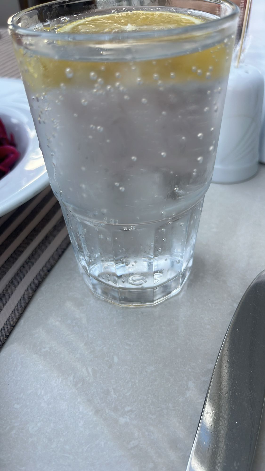 Apă minerală cu lămâie