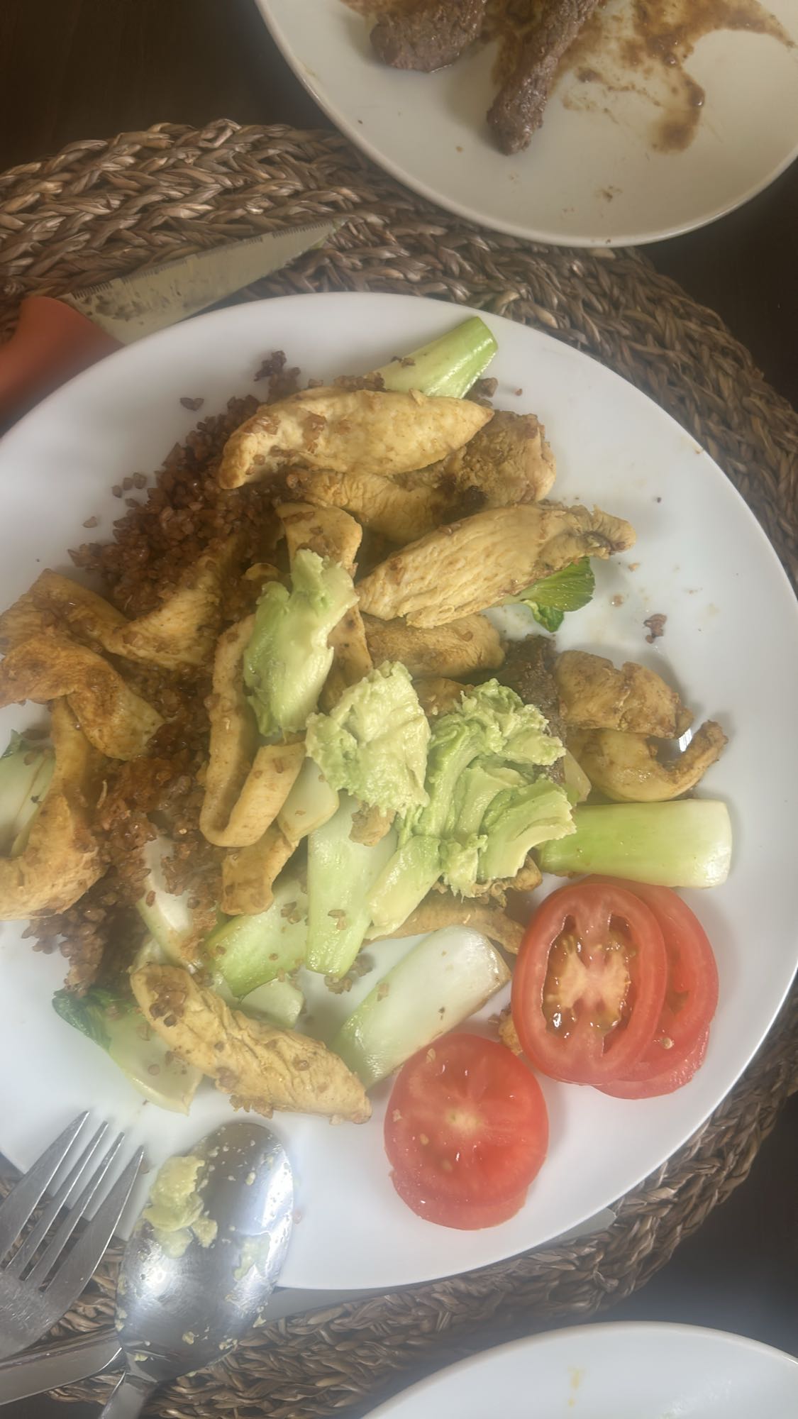 Pollo con verduras y tomate