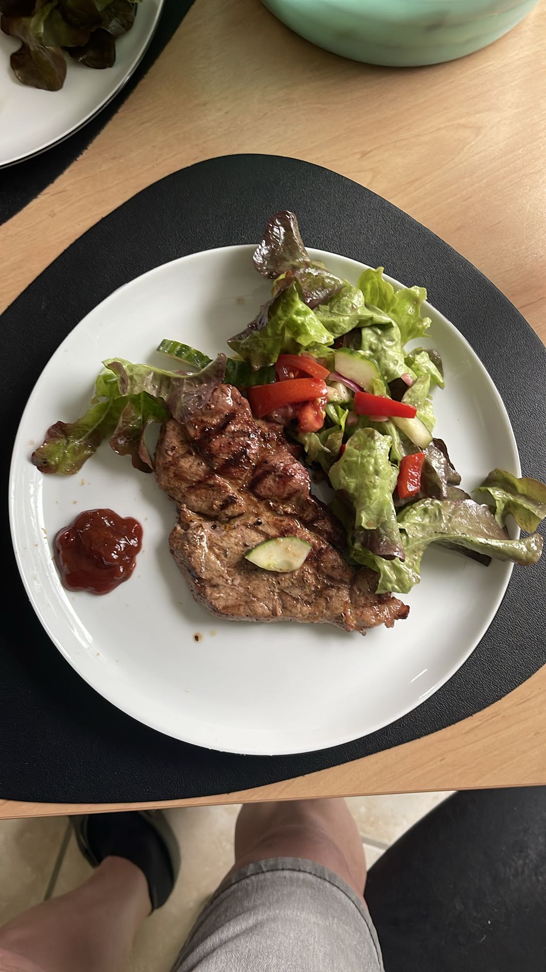 Grillfleisch mit Salat