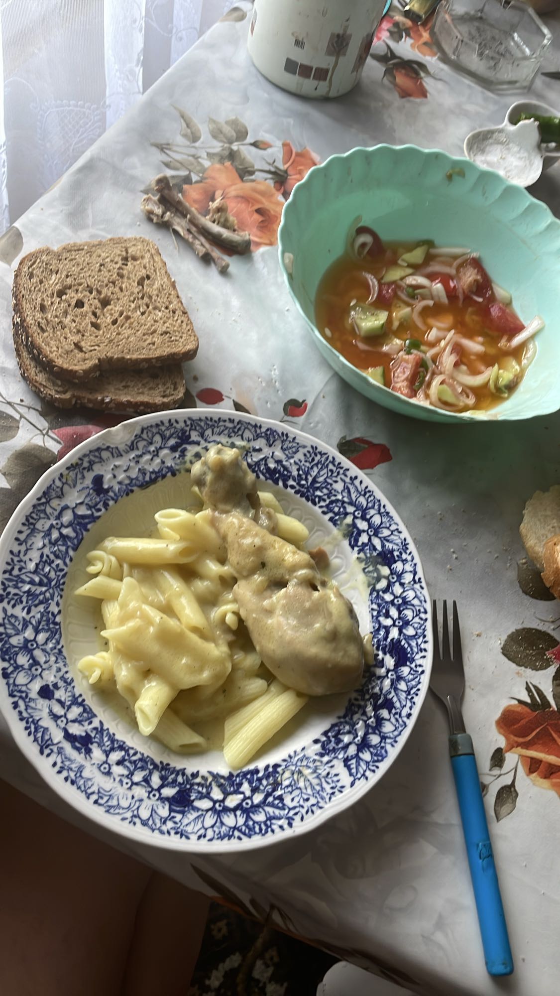 Paste cu pui și salată