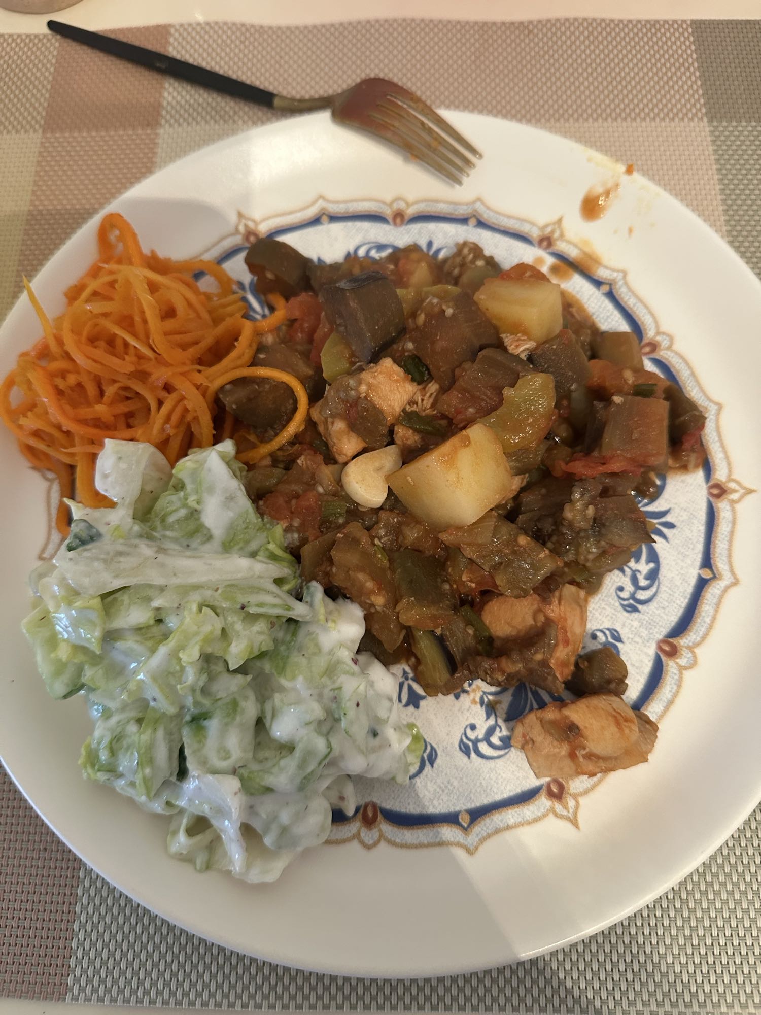 Tavuklu sebze yemeği ve salata