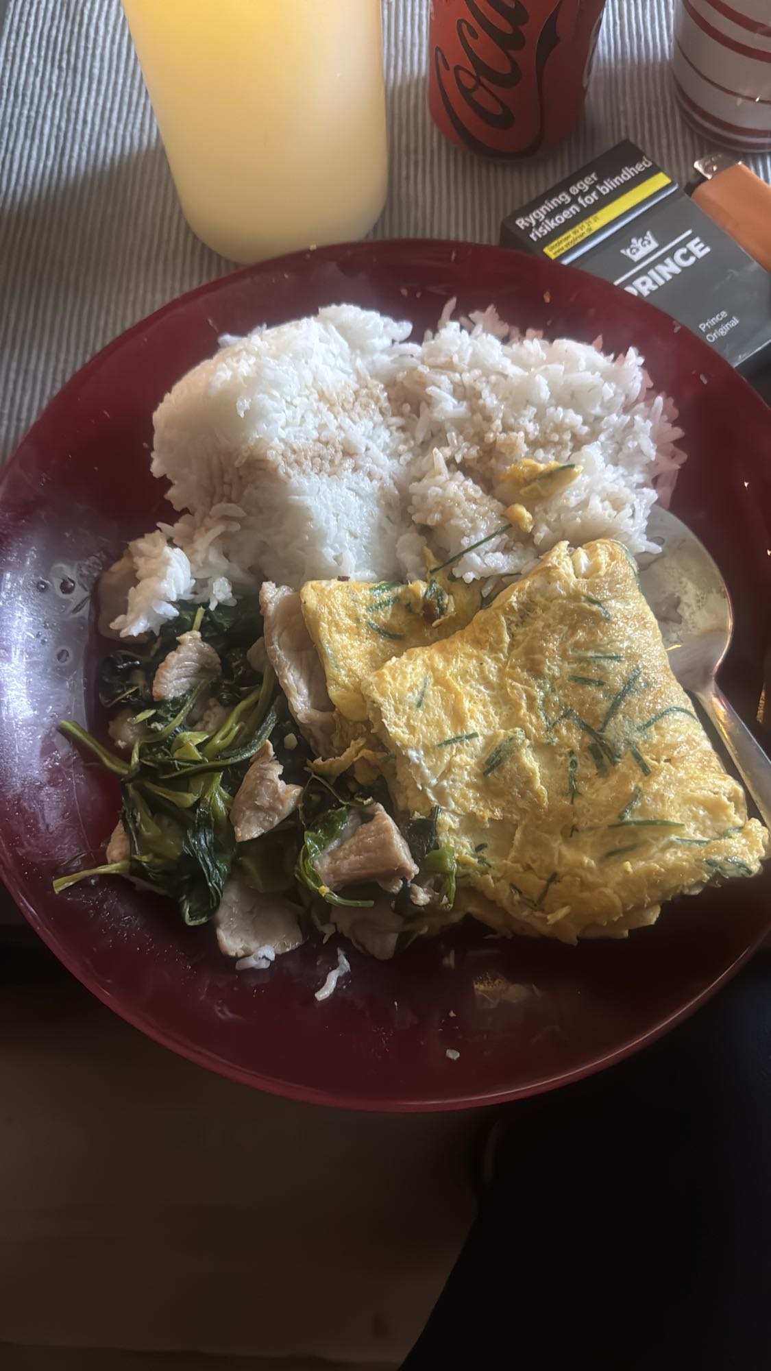 Ris med omelett og svin