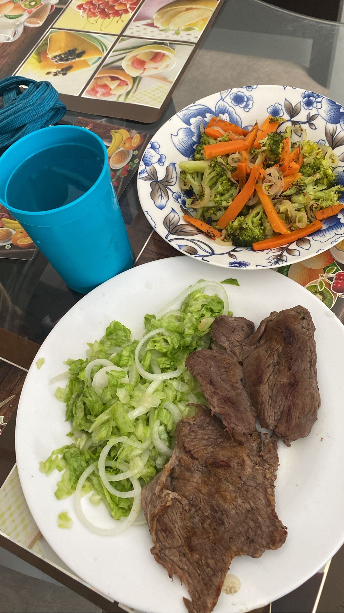 carne con ensalada mixta