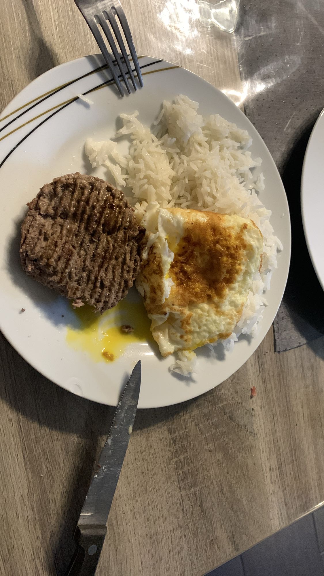 Riz, steak et œuf