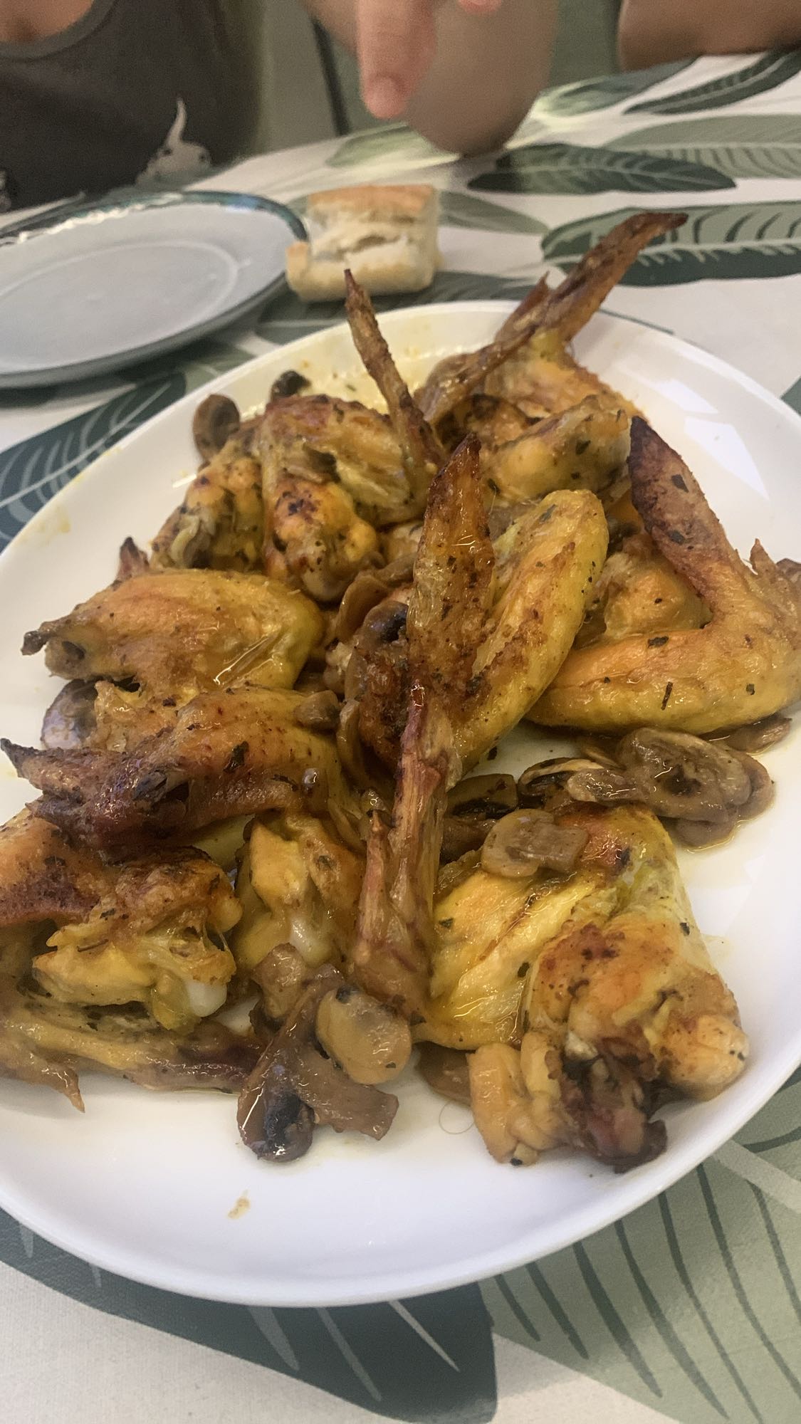 Alitas con champiñones