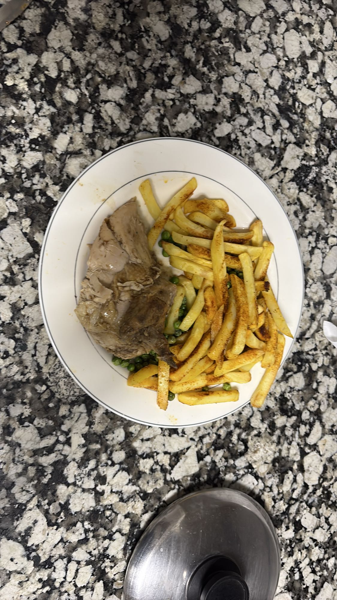 Pechuga de pollo con guisantes y patatas en freidora de aire