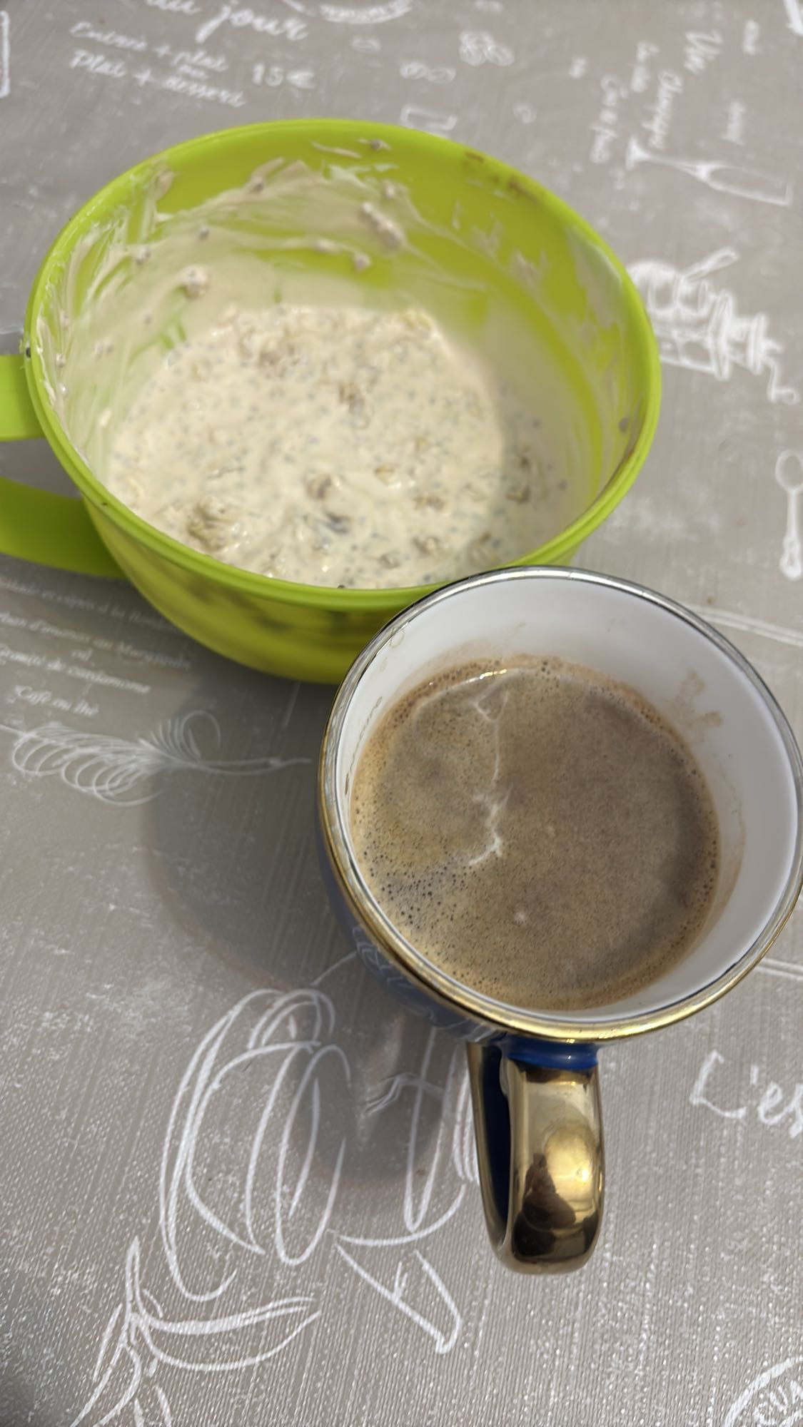 Mic dejun cu iaurt și cafea