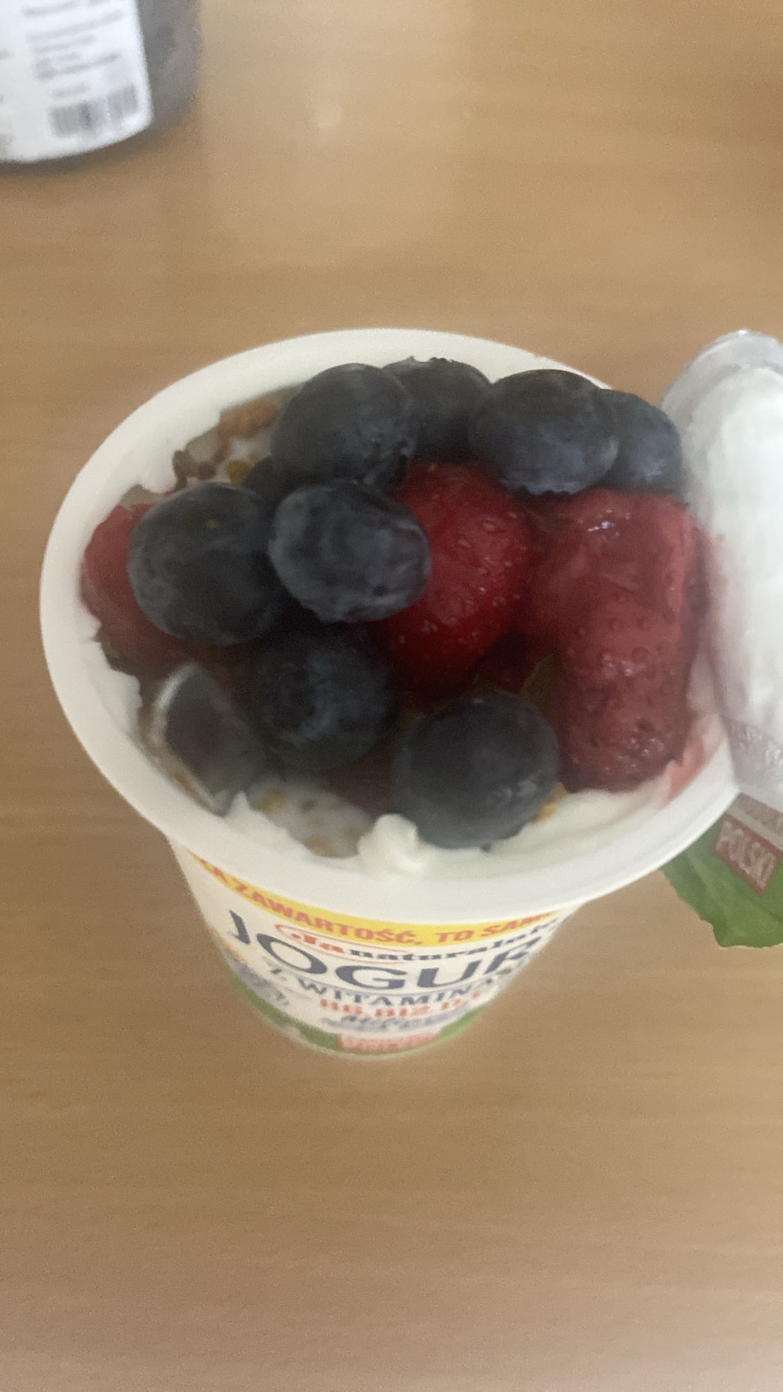 Jogurt z owocami i granolą