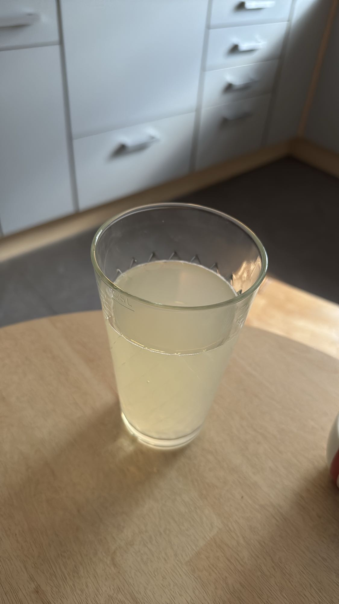 2 Gläser Wasser mit Zitronen Direktsaft