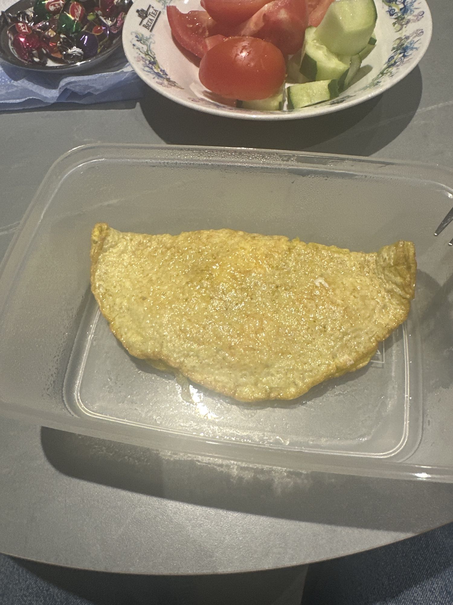 Omlet, Peynir, Gerkules ve Sebze Salatası