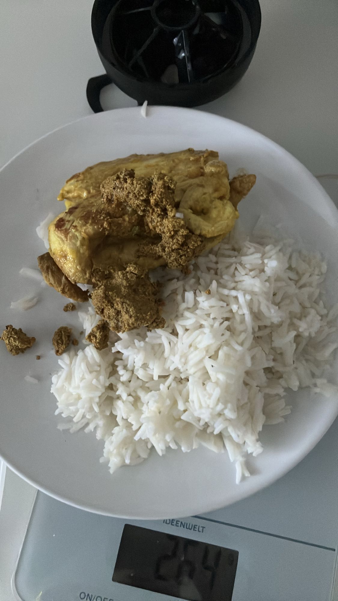 Arroz com frango grelhado e molho de iogurte