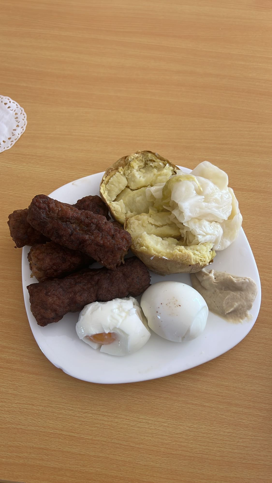 Mic dejun cu mici și ouă