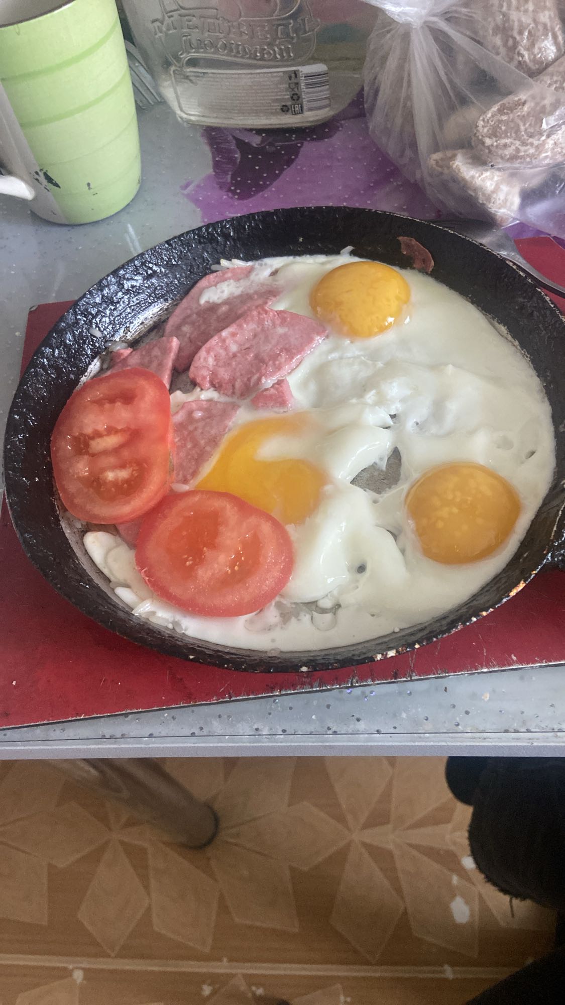 Яичница с колбасой и томатом