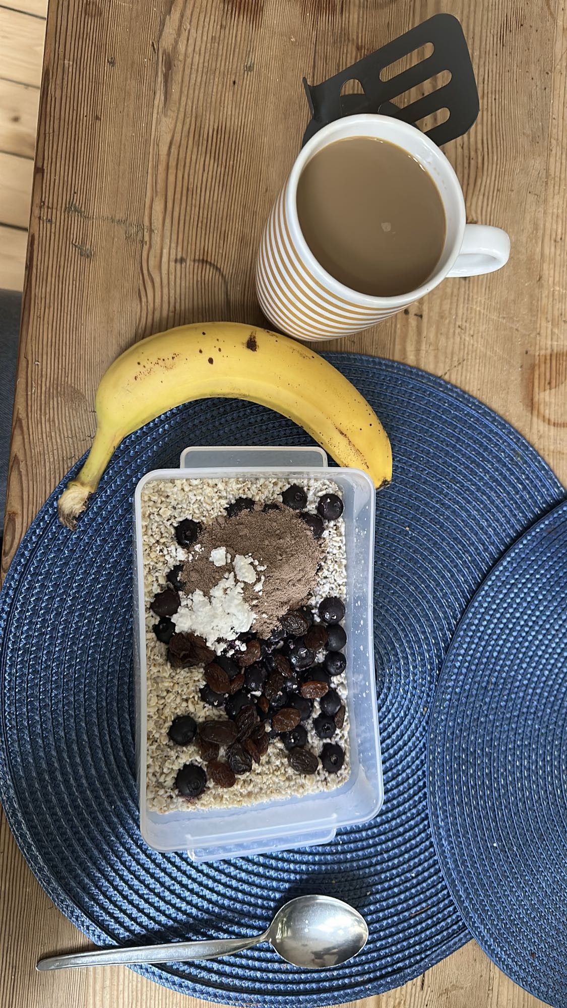 Havregrynsfrukost med kaffe