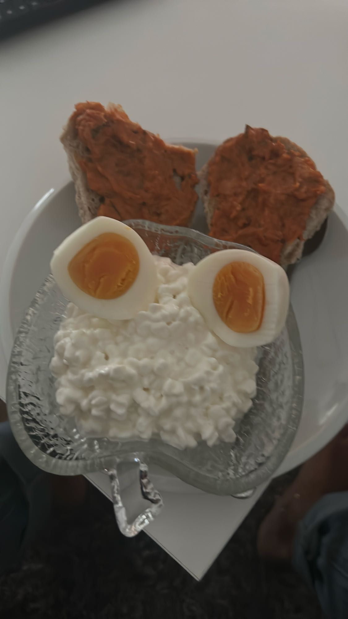 Hüttenkäse mit Ei und Brot